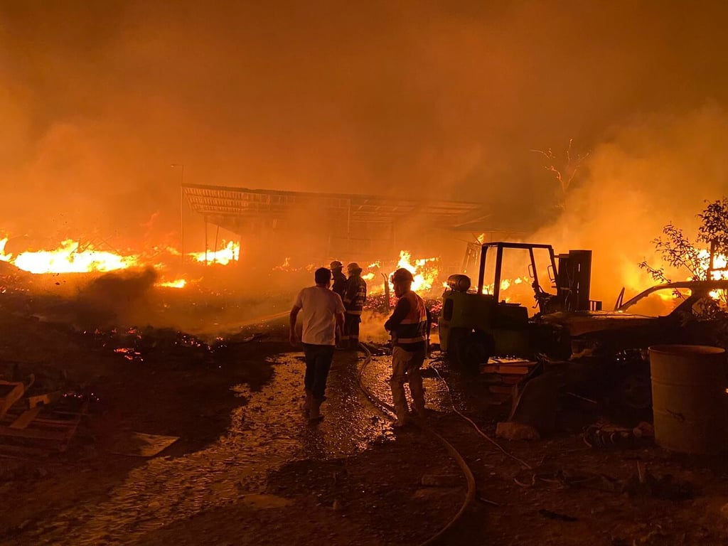 Fuego consume fábrica de tarimas y productos de madera en Gómez Palacio