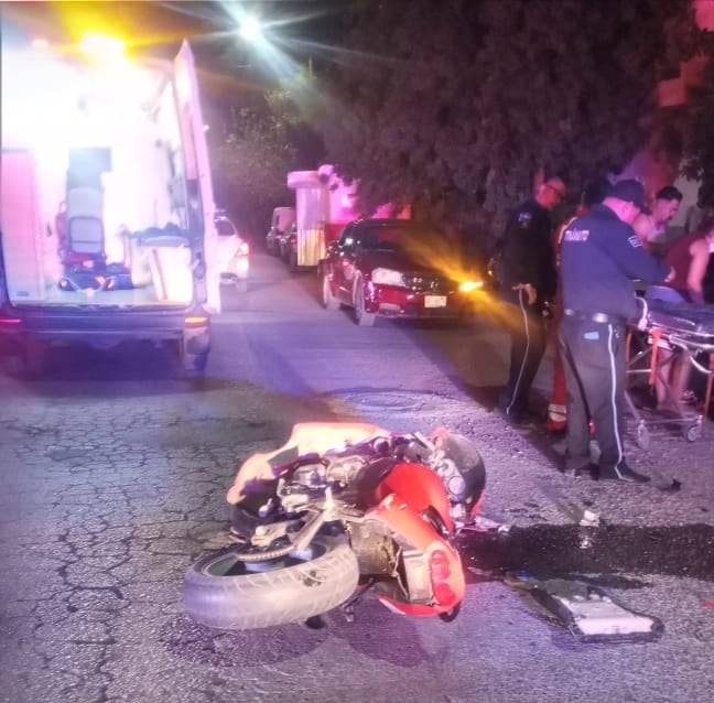 Joven en moto deportiva se impacta contra camión en Gómez Palacio