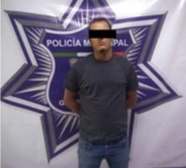 Hombre agrede a policías y daña uniforme de un elemento en Gómez Palacio