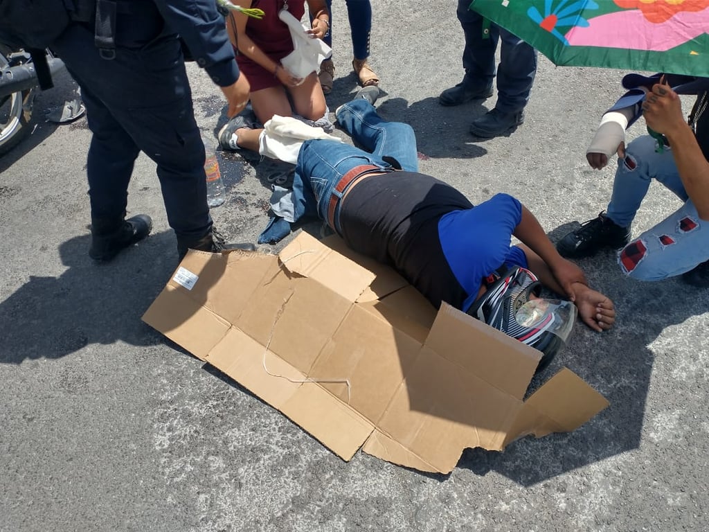 Taxi arrolla a pareja que viajaba en moto en el Centro de Gómez Palacio