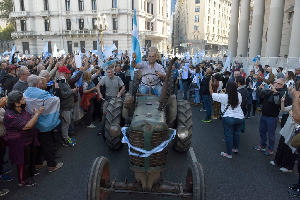 Argentinos protestan con un 'tractorazo' contra el Gobierno