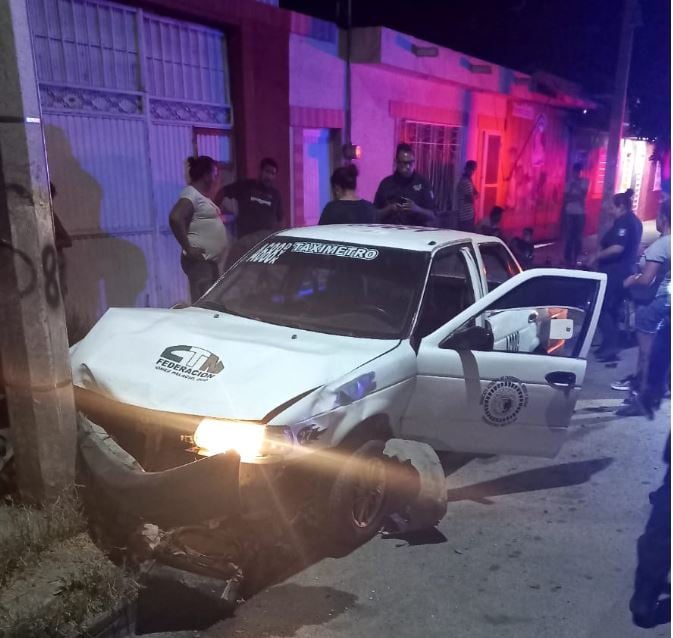 Taxista arrolla a dos jóvenes en Lerdo y abandona su vehículo tras chocar contra un poste