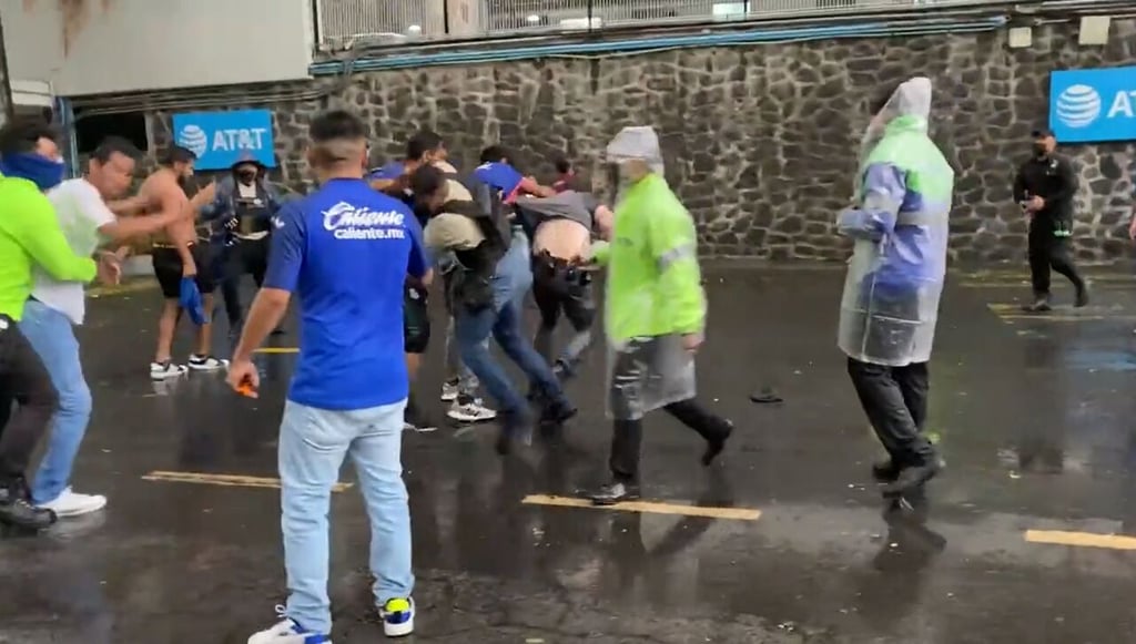 Aficionados de Cruz Azul protagonizan riña en el Azteca tras derrota ante San Luis