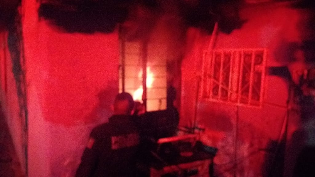 Cigarrillo provoca incendio en vivienda de Gómez Palacio