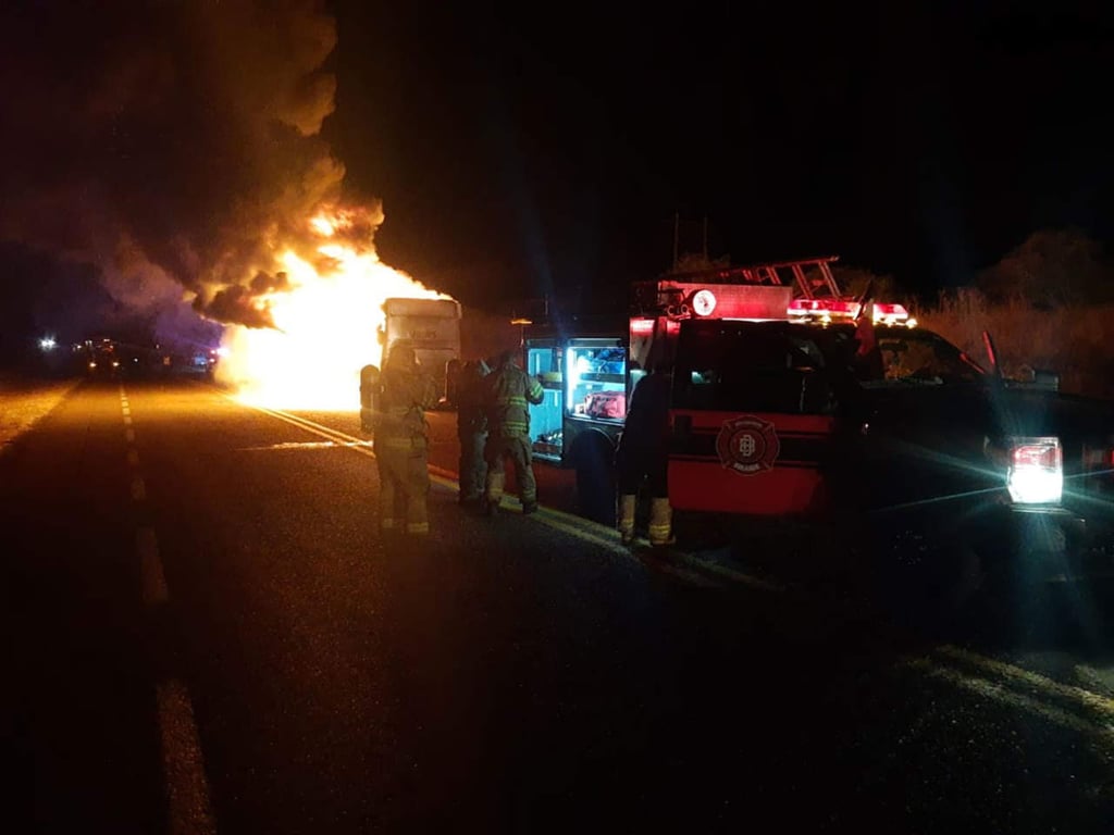 Se incendia camioneta tras chocar en carretera Gómez Palacio-Jiménez