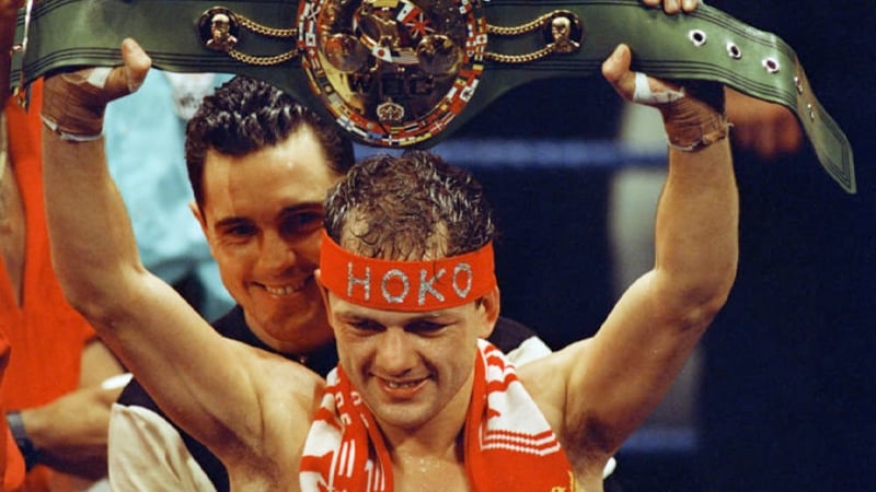 Un día como hoy, el inglés Paul Hodkinson retuvo su campeonato Pluma WBC