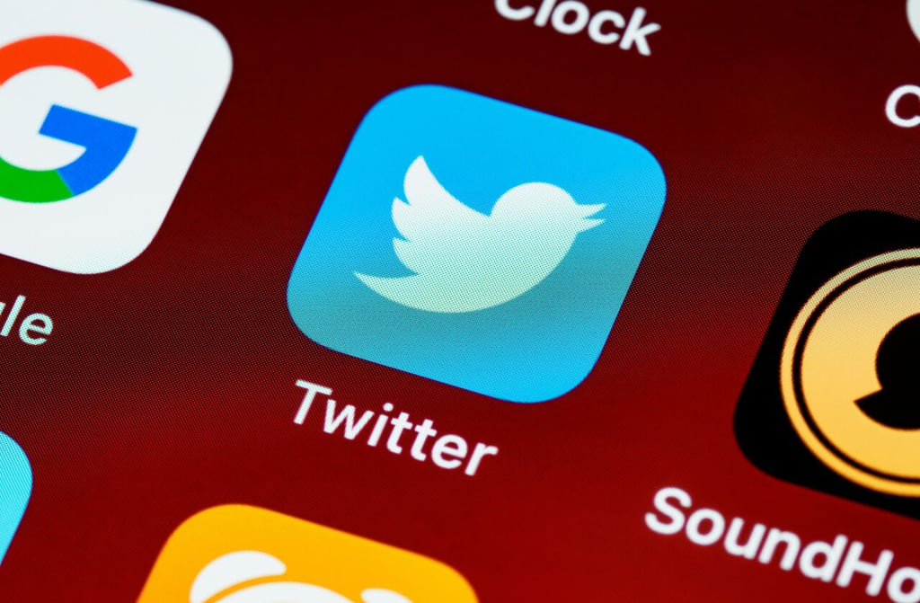Twitter sube 5% tras reportes de negociaciones con Musk