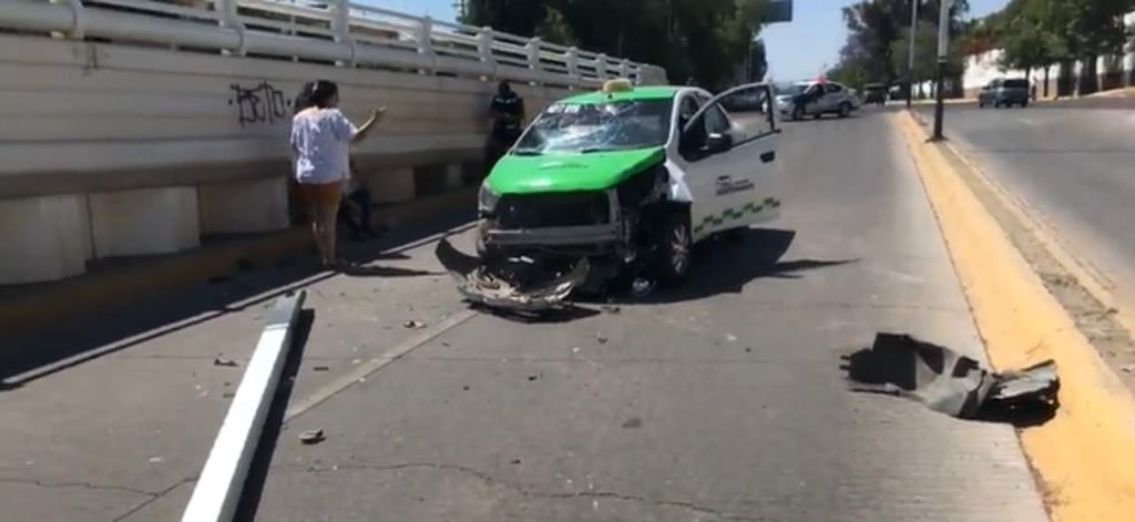 Taxi se impacta contra luminaria del Puente Negro