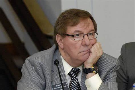 Senador de Dakota del Norte renuncia tras polémica por pornografía infantil