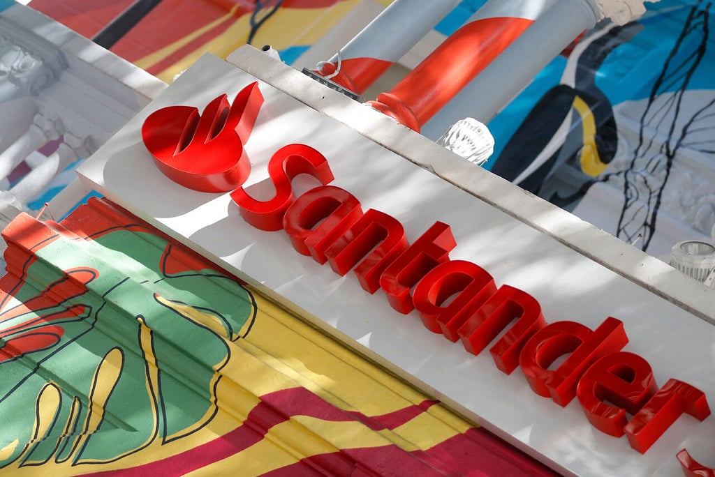 Santander mantiene interés de comprar Banamex