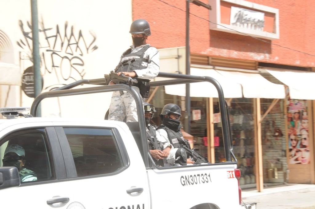 Guardias Nacionales buscan armas y droga en Durango