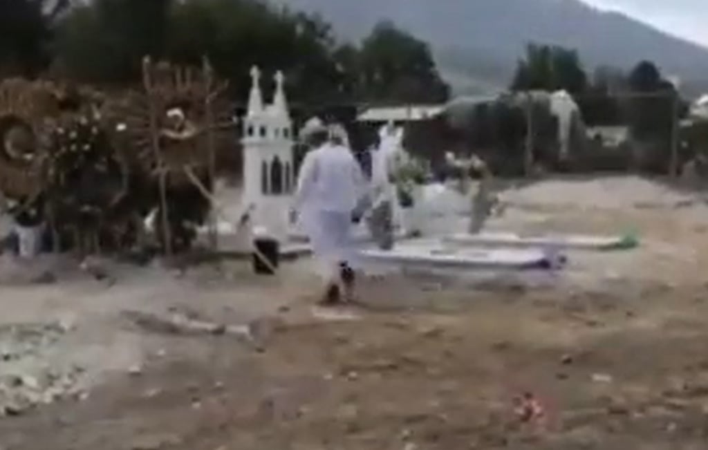 VIDEO: Joven baila huapango en tumba de su pareja