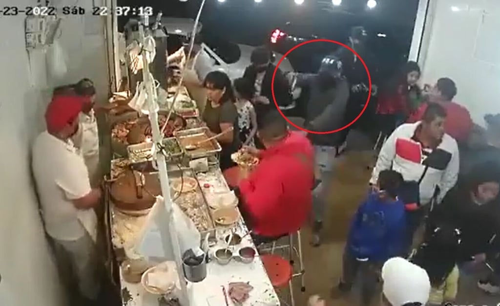 VIDEO: Captan robo armado en taquería; asaltantes se fueron a los golpes contra los taqueros