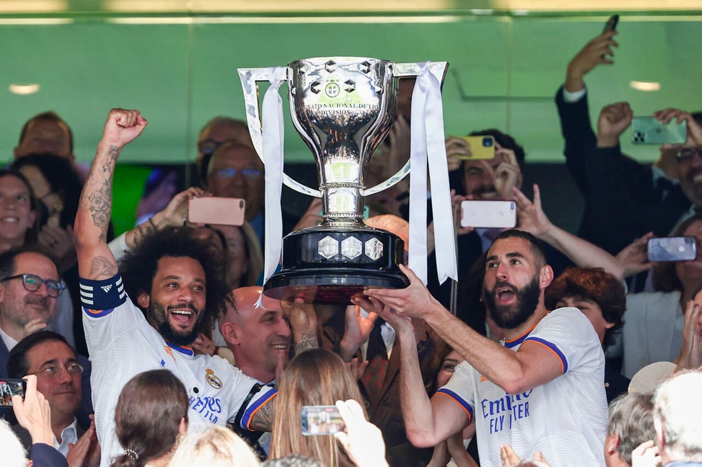 Marcelo y Benzema alzan la copa de campeón de LaLiga
