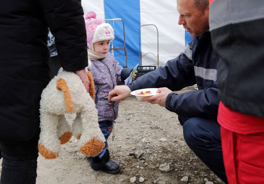 Refugiados ucranianos trabajan en voluntariado de la mano de paisanos