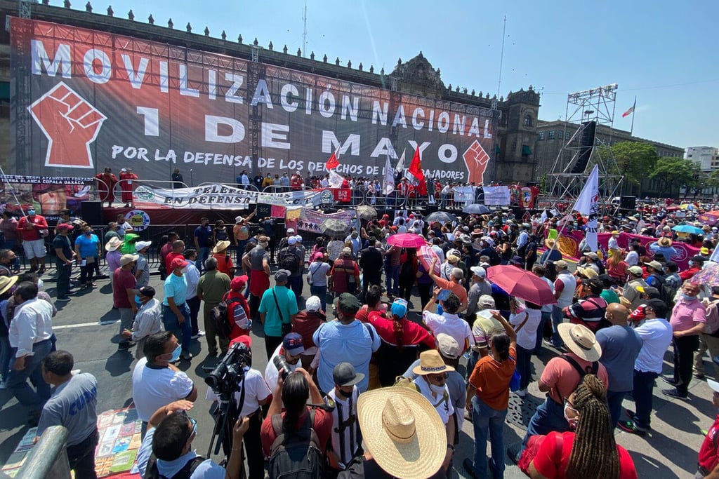 Miles marchan en Ciudad de México por Día del Trabajo