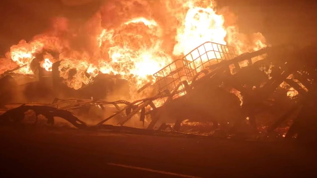 Se incendia caja de tráiler con aceite automotriz en Guadalupe Victoria