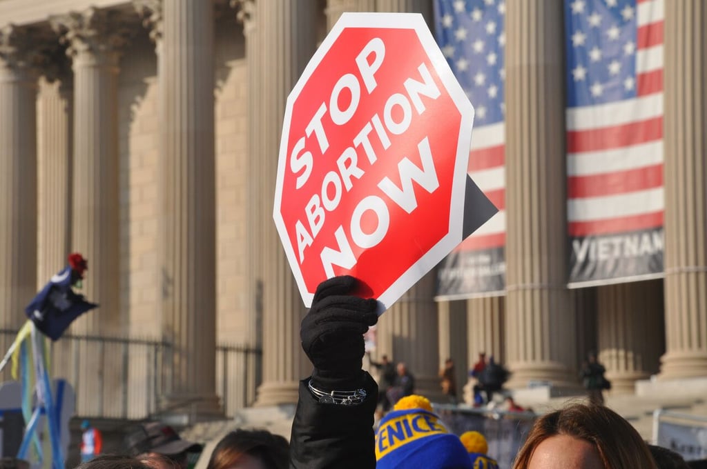 Revocación del derecho al aborto causaría prohibición en 21 estados de EUA