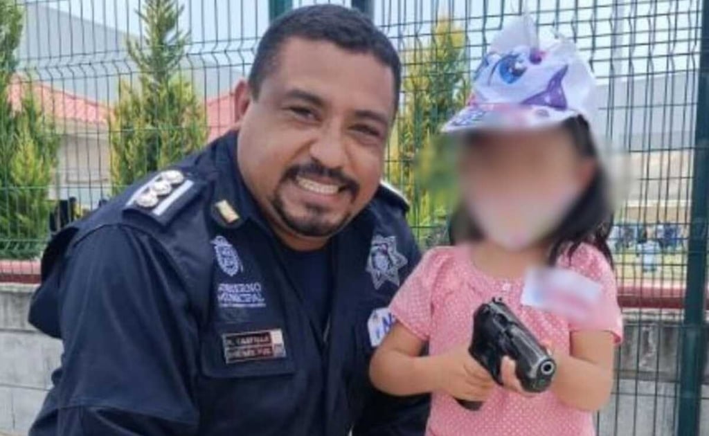 Critican en redes a Director de Seguridad Pública de Puebla por prestarle arma a una niña