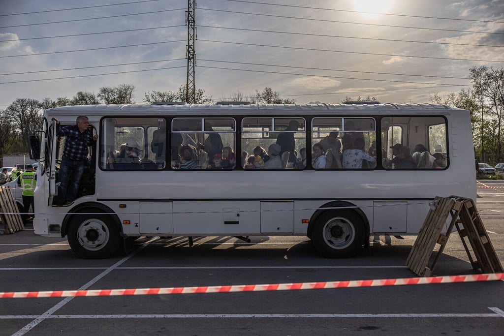 Evacúan a civiles de Mariúpol mientras Nancy Pelosi visita Ucrania