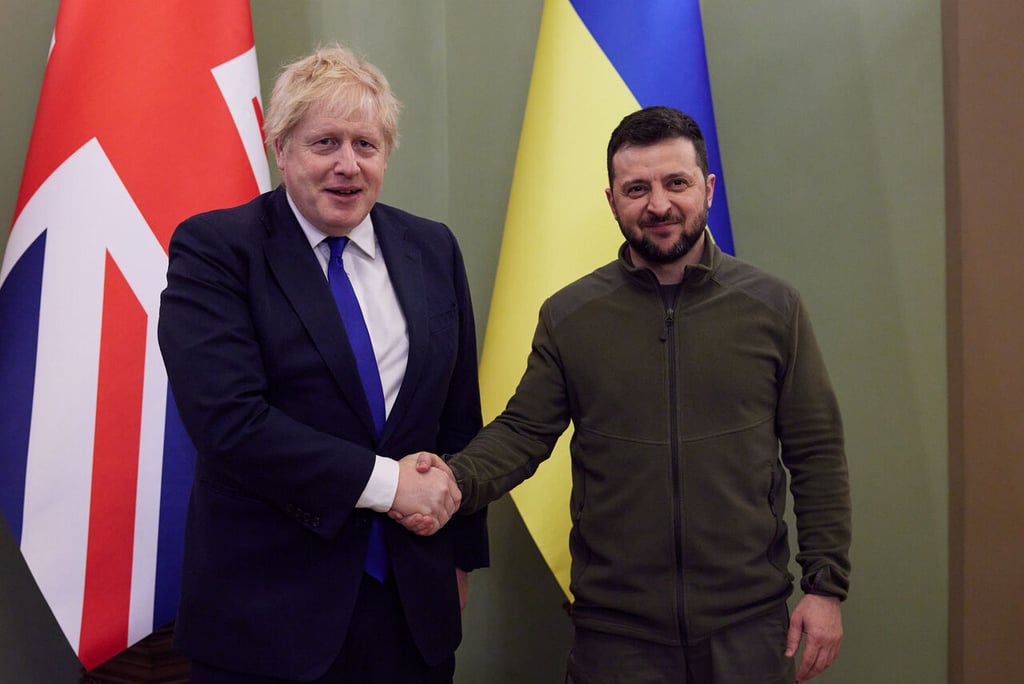 Boris Johnson ofrece apoyo a Ucrania para recabar evidencia de crímenes de guerra