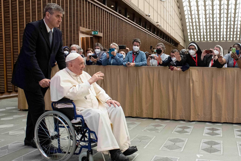 ¿Problemas de salud? Esta es la razón por la que el Papa Francisco usa silla de ruedas