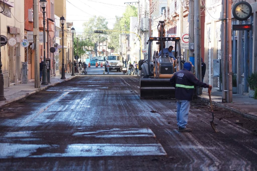 Caos vial en Centro Histórico de Durango por trabajos de repavimentación