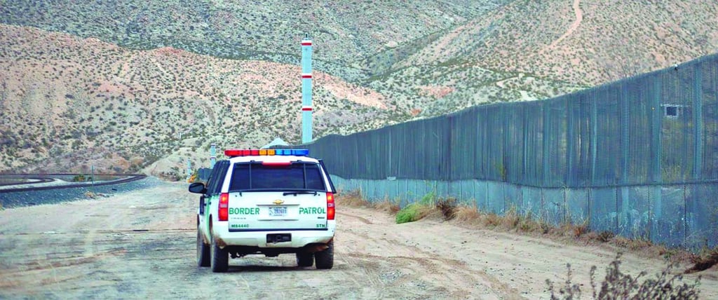 Policía encuentra 100 migrantes en un tráiler en Texas