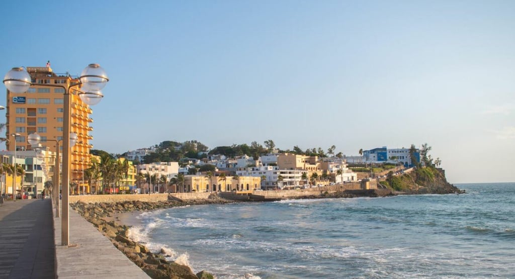 Cierran playas de Mazatlán, olas alcanzan los seis metros de altura