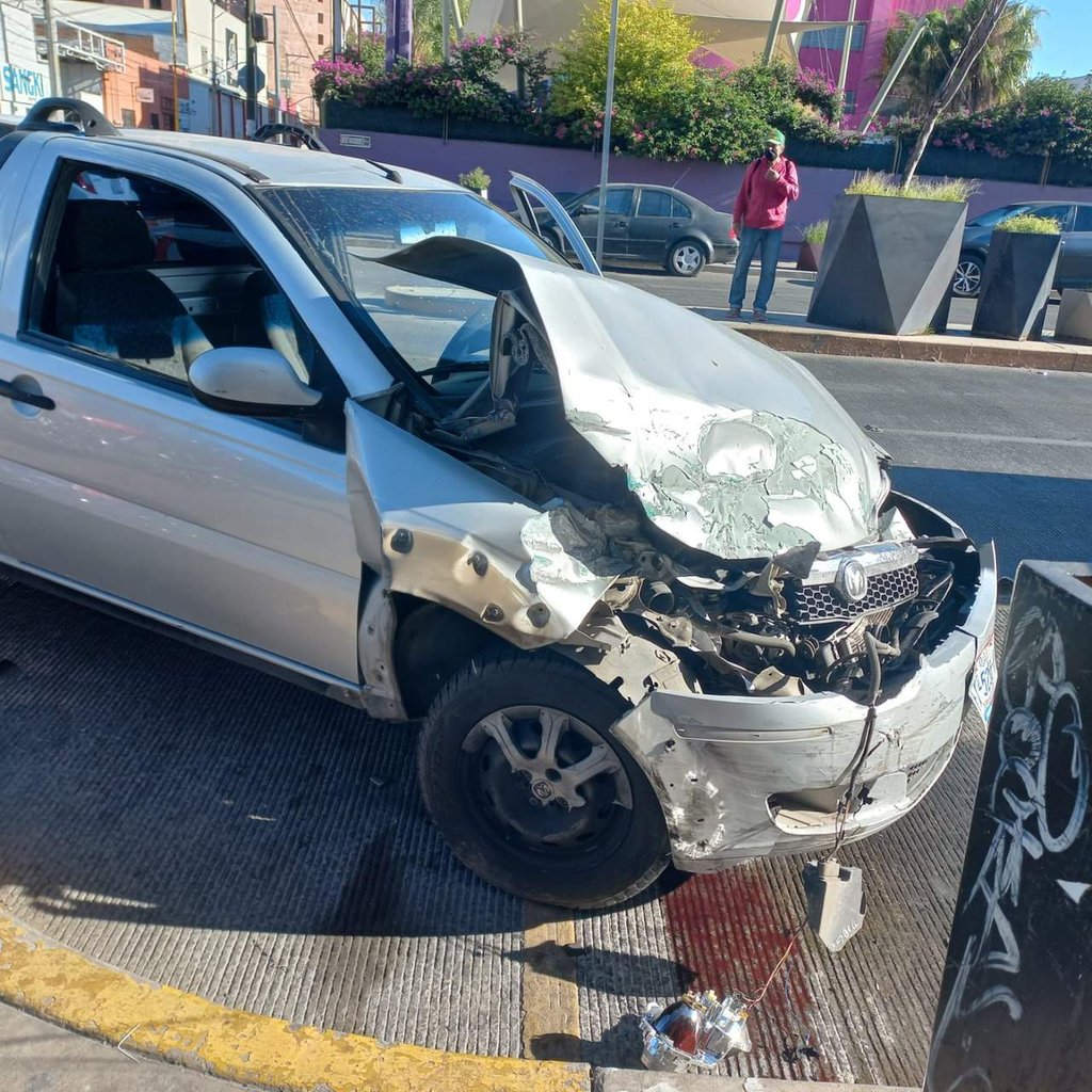 Choque 'mañanero' en avenida 20 de Noviembre deja daños materiales