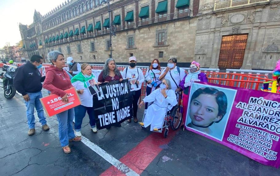 Madres de personas desaparecidas se manifiestan en Palacio Nacional