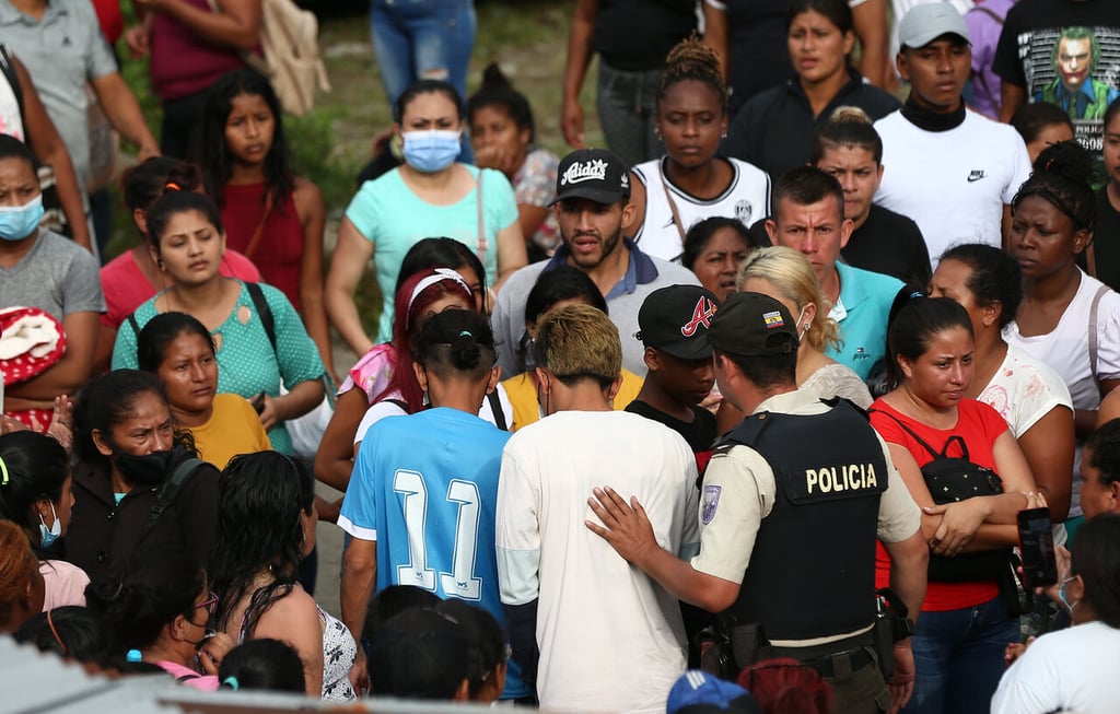 Identifican 21 cadáveres de los 44 reos que murieron en motín de prisión en Ecuador