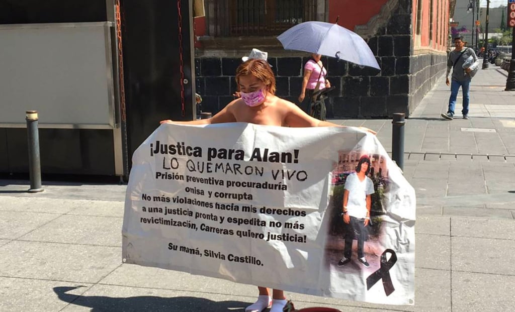 Sin ropa, Silvia protesta por homicidio de su hijo en el Día de las Madres