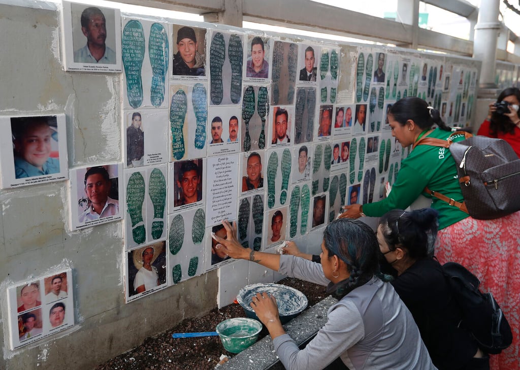 Colectivos instalan mosaicos con fotografías de desaparecidos frente a FGR