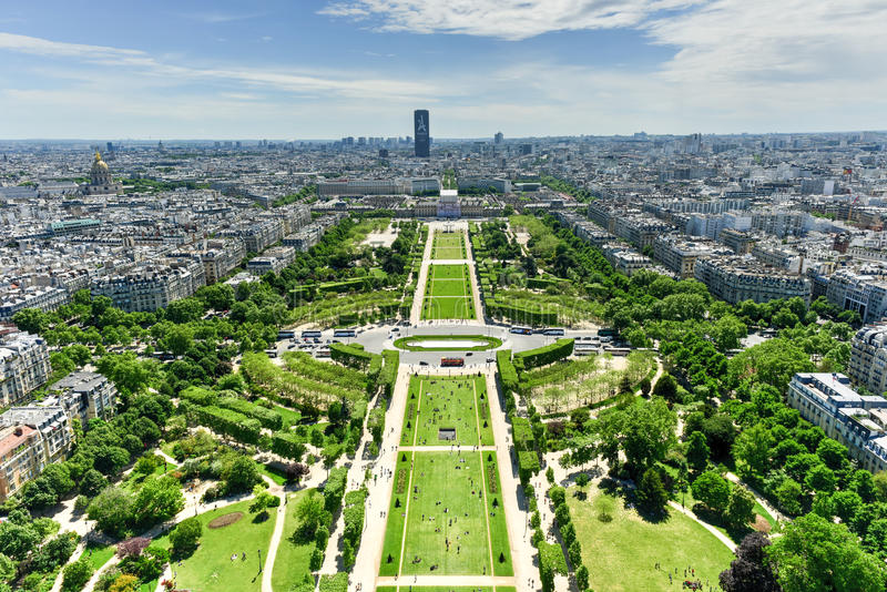 París busca devolver los Campos Elíseos a sus ciudadanos