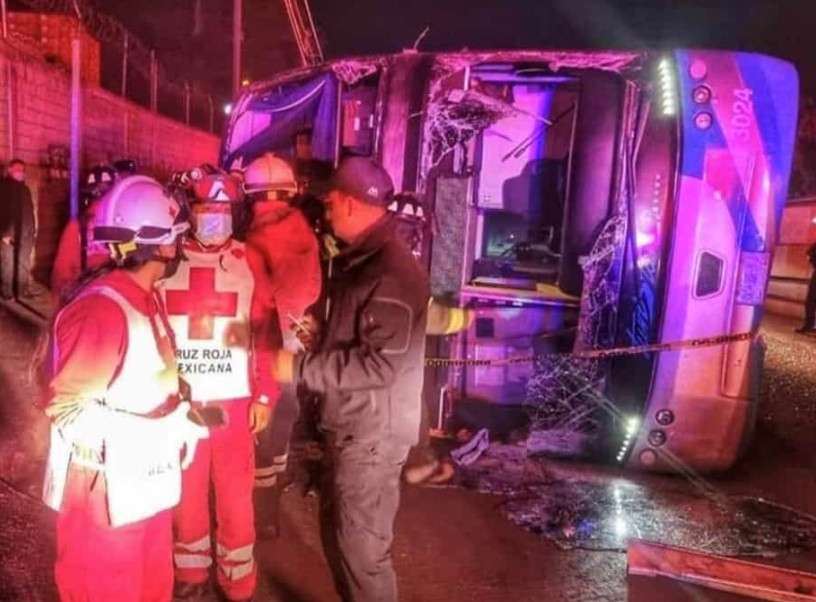 Volcadura de autobús en Toluca deja 2 muertos y 20 heridos