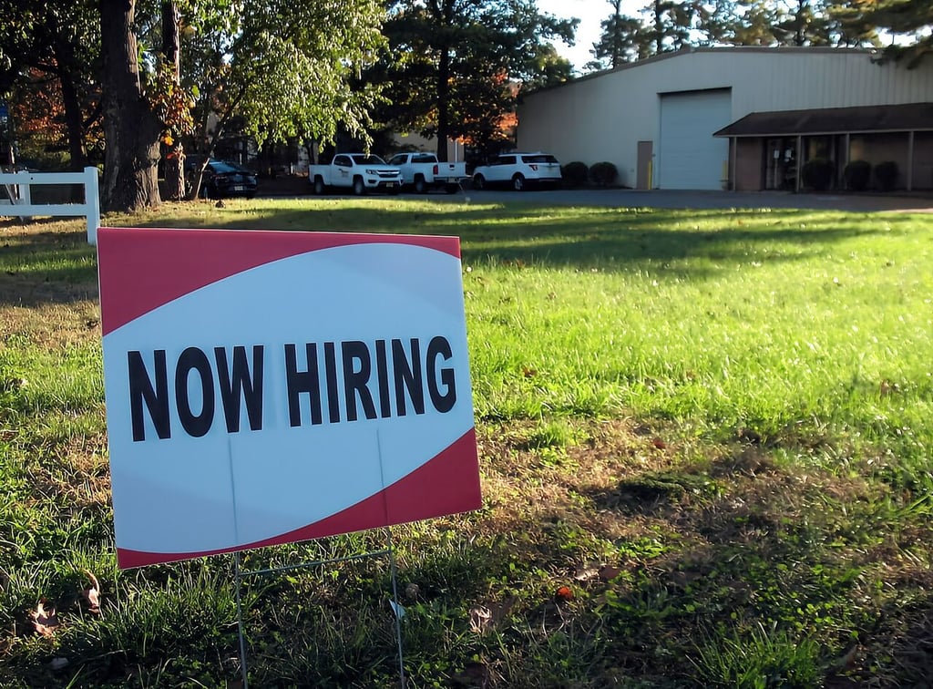 Solicitudes por desempleo en EUA aumentan ligeramente