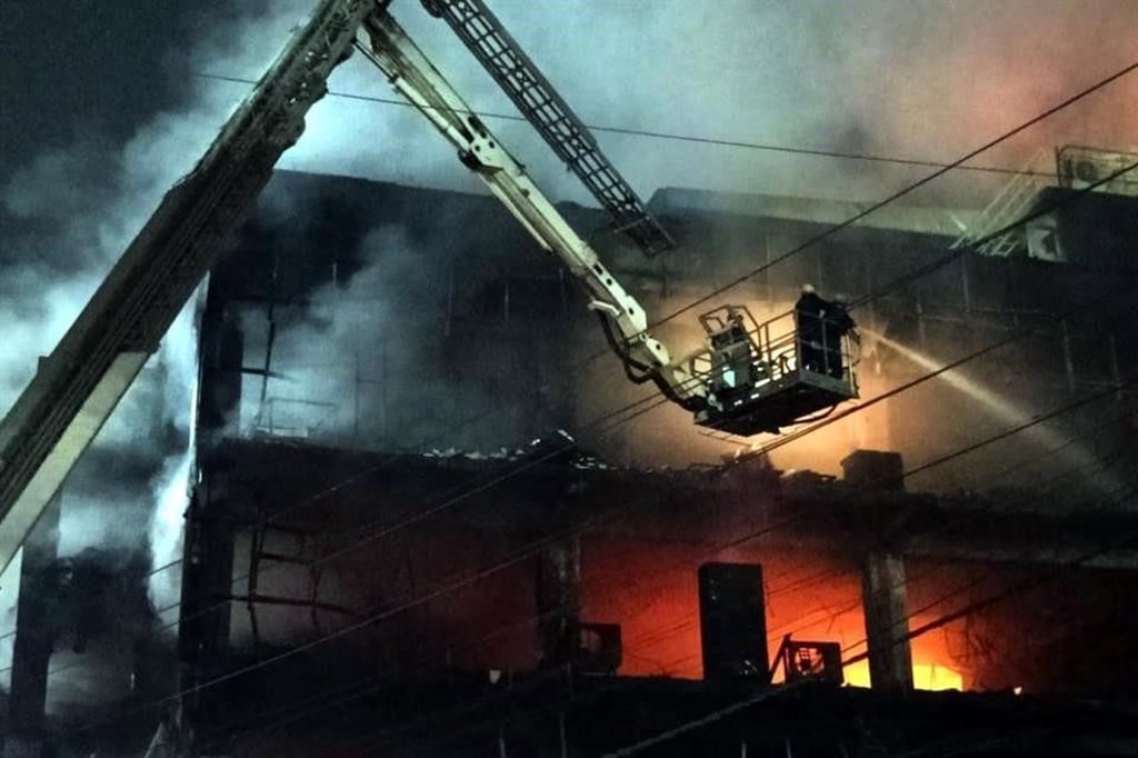 Al menos 27 muertos en incendio en edificio en la India