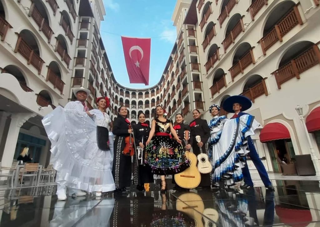 Mariachi femenil duranguense hace vibrar a Turquía