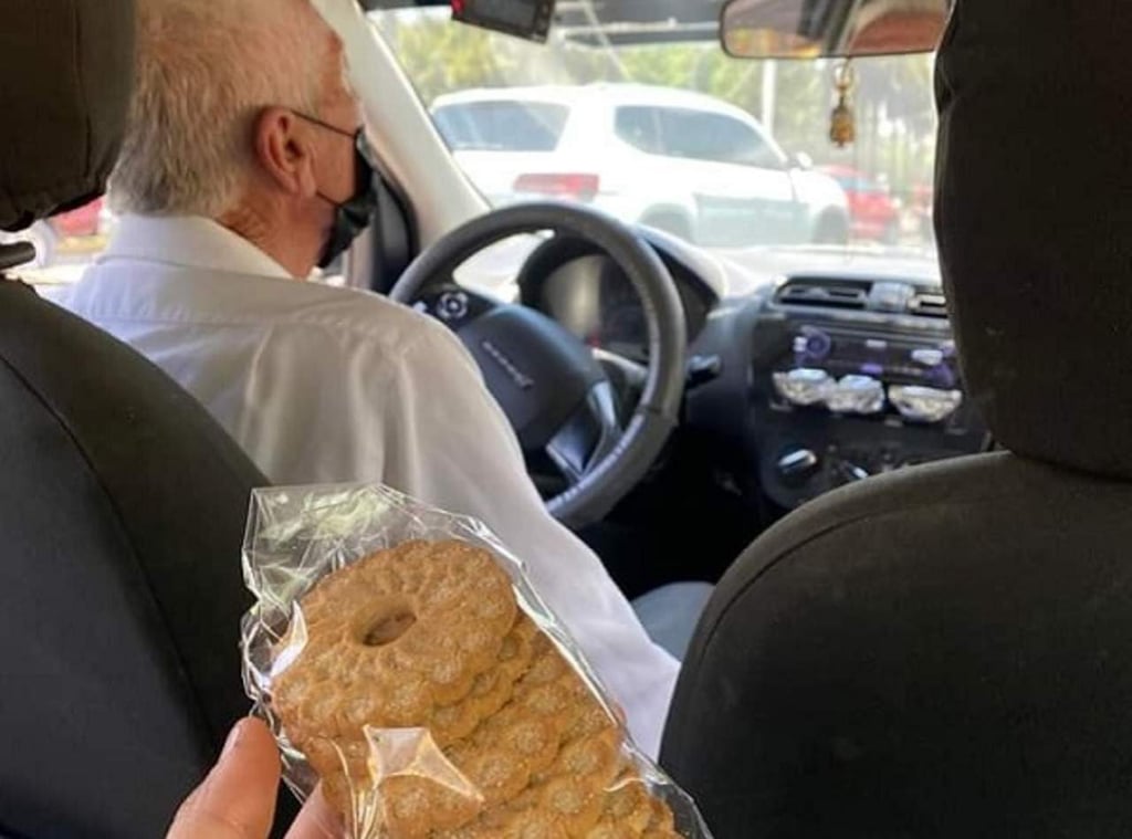 Taxista duranguense conmueve al vender a pasajeros las galletas que prepara su esposa