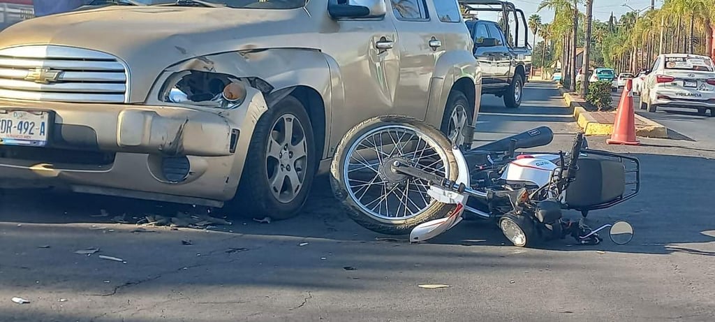 Choque sobre bulevar Dolores del Río deja lesionado a un motociclista