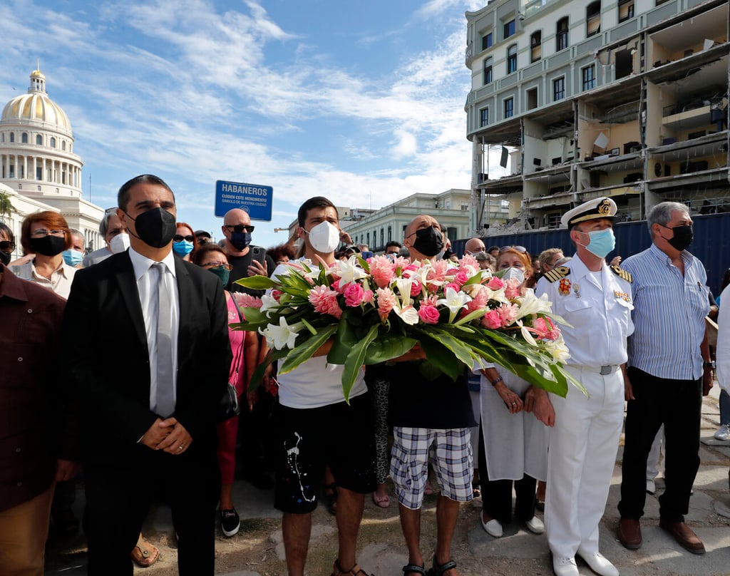 España coloca ofrenda floral frente al Hotel Saratoga de La Habana