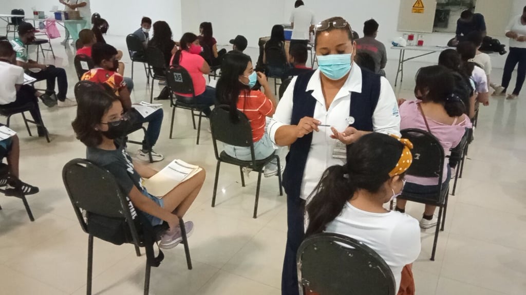 Con gran afluencia, arranca vacunación antiCOVID para menores de 12 a 14 años en Gómez Palacio