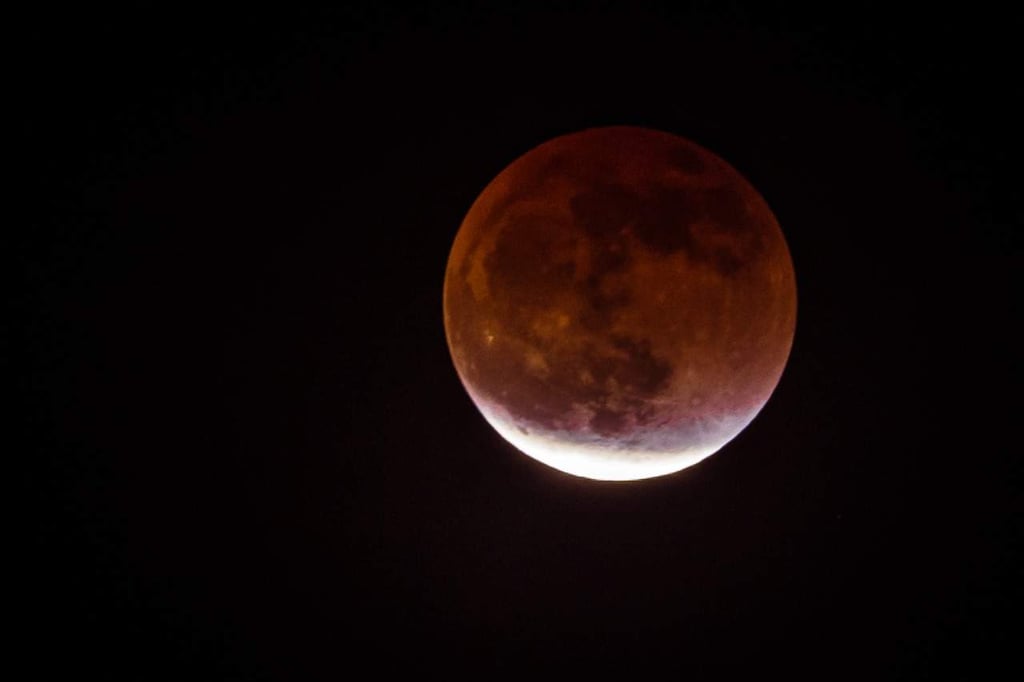 Duranguenses admiran la 'Luna de Sangre'