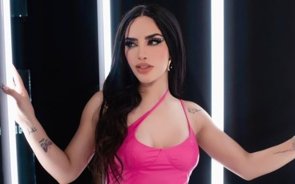Kimberly Loaiza se muestra en traje de baño tejido