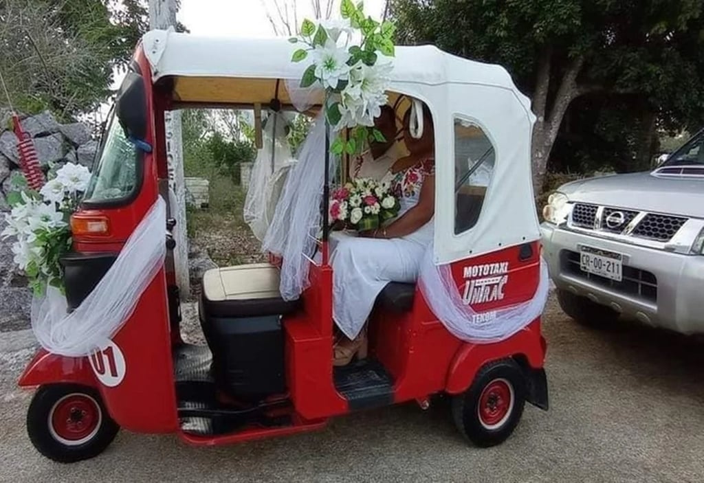 Mototaxi se convierte en el carruaje de bodas de una pareja en Yucatán