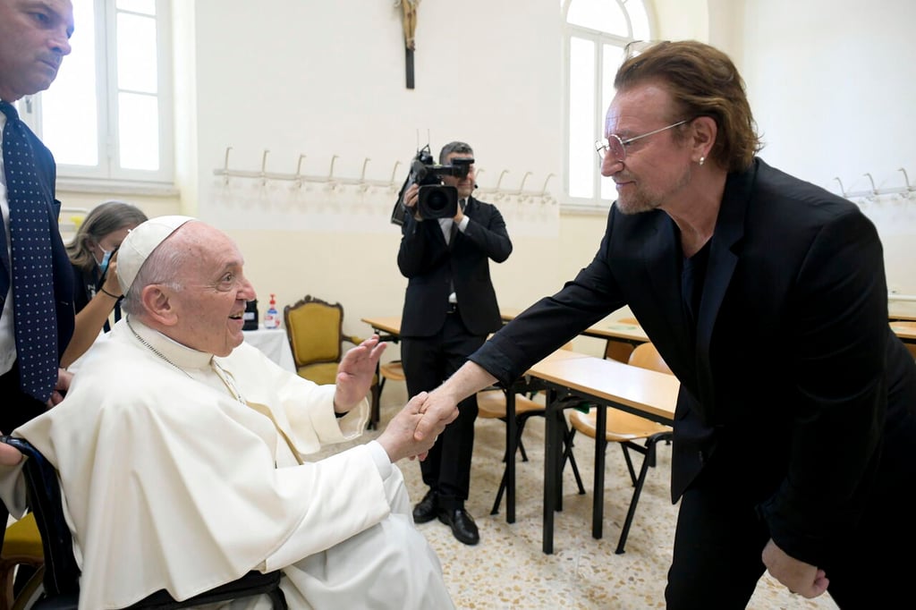 Bono aplaude programa papal para educación de niñas