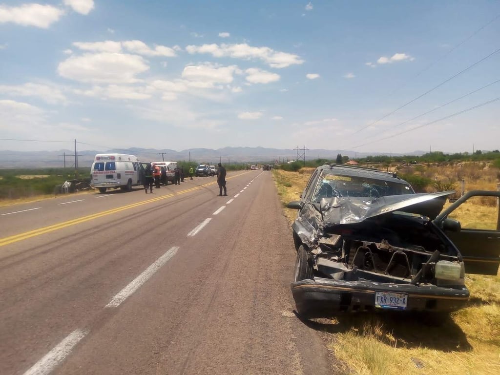 Diez lesionados en choque frontal en carretera al sur de Durango