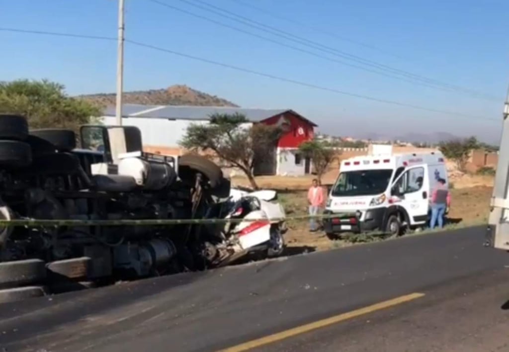Choca taxi y mueren 5 personas en carretera a Guadalupe Victoria
