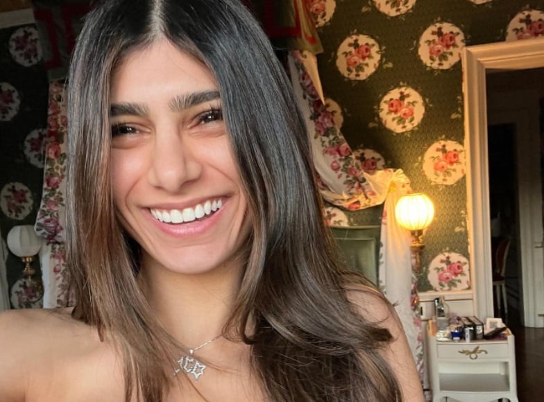 Mia Khalifa 'deja poco a la imaginación' con traje transparente